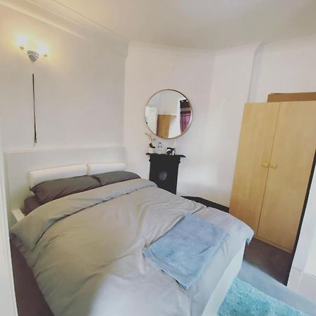 Complete 1 Bedroom Apartment With Wi-Fi, Kitchen, Tv In Heart Of Chiswick, Лондон Екстериор снимка
