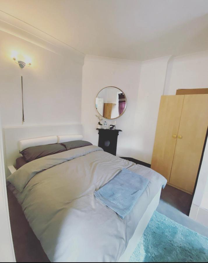 Complete 1 Bedroom Apartment With Wi-Fi, Kitchen, Tv In Heart Of Chiswick, Лондон Екстериор снимка
