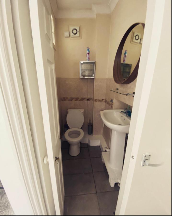 Complete 1 Bedroom Apartment With Wi-Fi, Kitchen, Tv In Heart Of Chiswick, Лондон Екстериор снимка