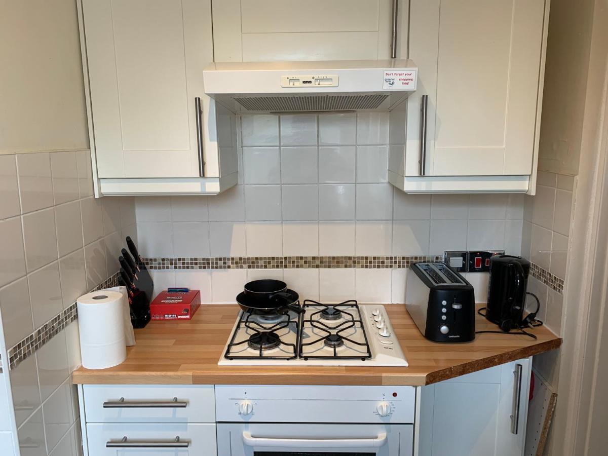 Complete 1 Bedroom Apartment With Wi-Fi, Kitchen, Tv In Heart Of Chiswick, Лондон Екстериор снимка
