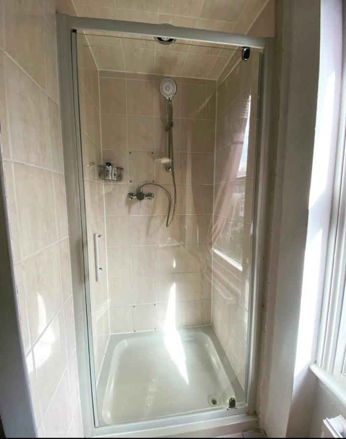 Complete 1 Bedroom Apartment With Wi-Fi, Kitchen, Tv In Heart Of Chiswick, Лондон Екстериор снимка