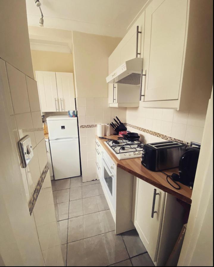 Complete 1 Bedroom Apartment With Wi-Fi, Kitchen, Tv In Heart Of Chiswick, Лондон Екстериор снимка