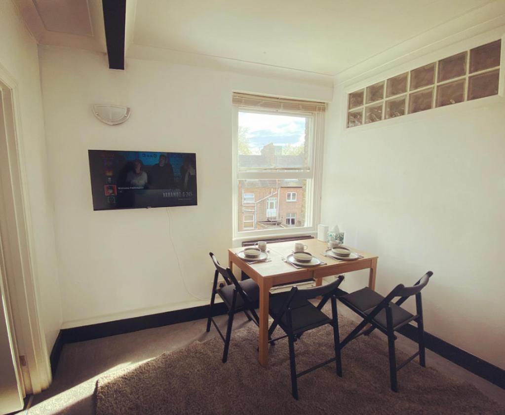 Complete 1 Bedroom Apartment With Wi-Fi, Kitchen, Tv In Heart Of Chiswick, Лондон Екстериор снимка