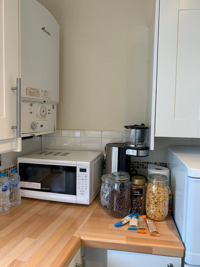 Complete 1 Bedroom Apartment With Wi-Fi, Kitchen, Tv In Heart Of Chiswick, Лондон Екстериор снимка