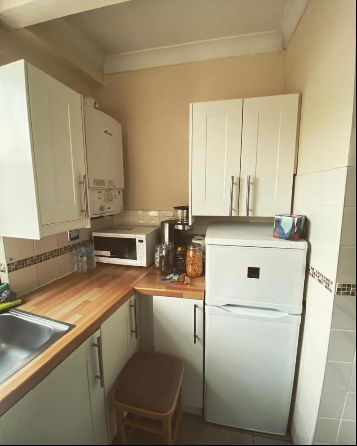 Complete 1 Bedroom Apartment With Wi-Fi, Kitchen, Tv In Heart Of Chiswick, Лондон Екстериор снимка